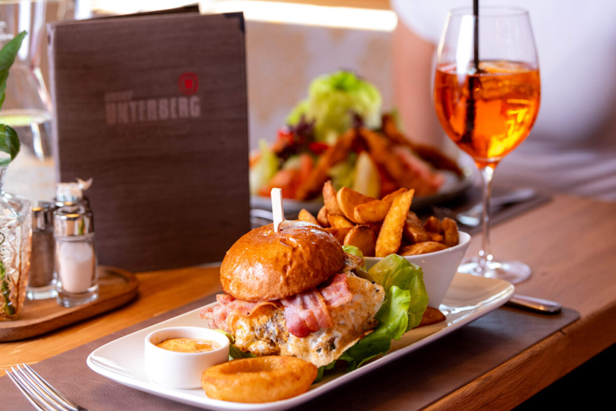 Hamburger im Restaurant. Mit Kartoffeln