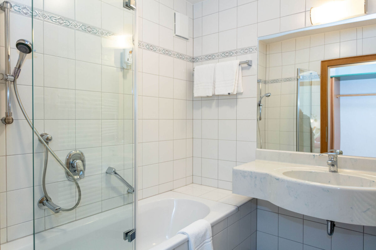 Familienzimmer - Badezimmer. Duschbadewanne + Waschbecken
